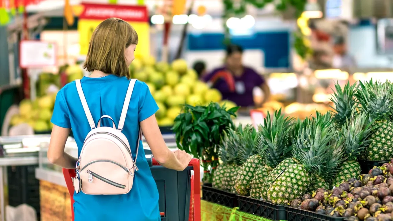 Market reyonunda alışveriş yapan kişi